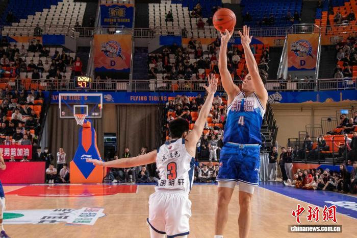 新疆男篮逆转广东男篮 赛季关键战险胜