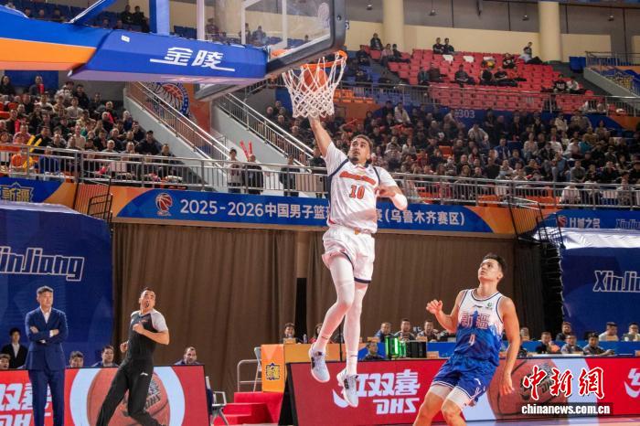 新疆男篮逆转广东男篮 赛季关键战险胜