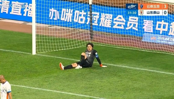 泰山队半场被玉昆三球击溃 防守失误暴露备战隐