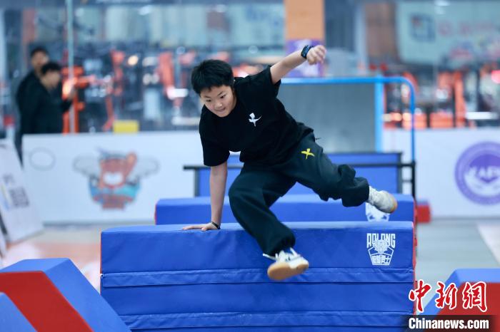 西安首届青少年体能跑酷大赛千人同台竞技展现