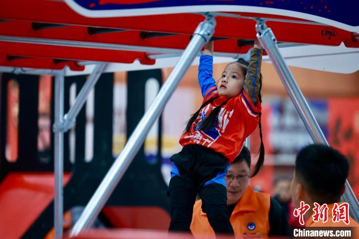 西安首届青少年体能跑酷大赛千人同台竞技展现