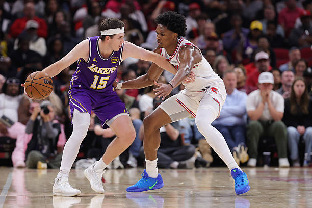 里夫斯助攻防守双线发力 助队友闪耀赛场