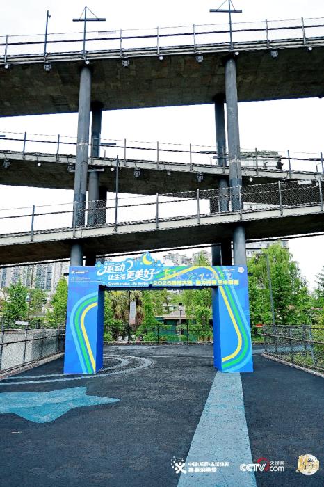 成都西村大院活力青春空中夜跑点燃城市运动热