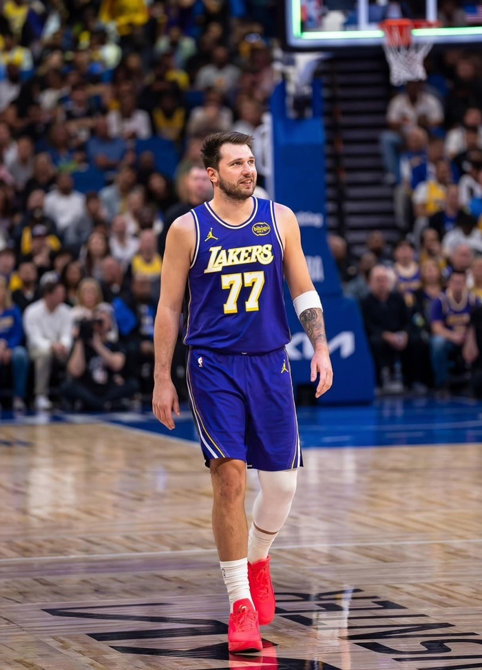 湖人季后赛惨败引热议 詹姆斯艾顿困境东契奇或